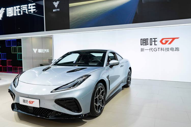 广州343哪吒汽车在智能汽车领域的表现，领途汽车在新能源汽车市场中的影响力